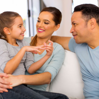 Pais conversando com a filha - Foto: Getty Images