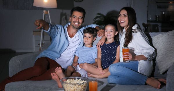 Família assistindo à televisão durante a noite