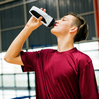 Muitos jovens consomem suplementos buscando massa muscular e melhor performance sexual - Foto: Shutterstock