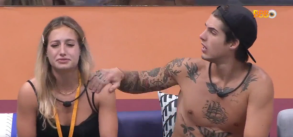 Bruna Griphao e Gabriel discutindo durante confinamento no Big Brother Brasil. Na imagem, Gabriel dá um puxão no braço de Bruna.