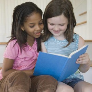 Crianças lendo
