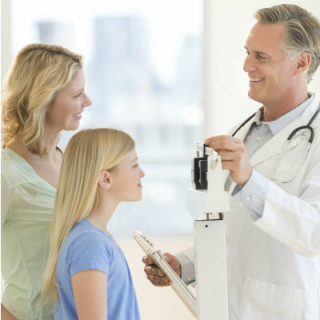 Menina em consulta com pediatra - Foto: Getty Images