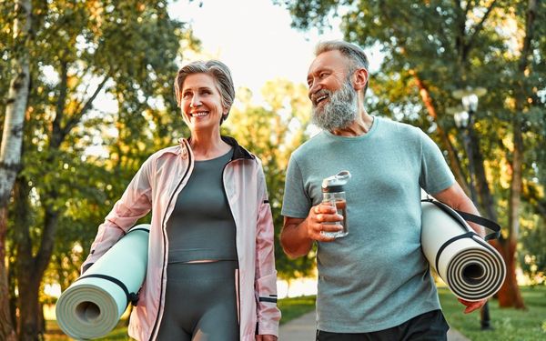 foto de casal de pessoas com 50 anos