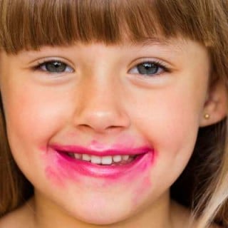 Maquiagem na infância pode causar problemas dermatológicos