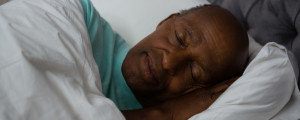 Homem negro na terceira idade dormindo