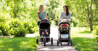 Duas mulheres passeando com carrinhos de bebê