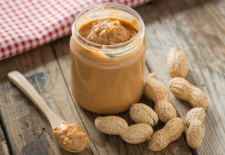 Manteiga de amendoim é queridinha na dieta de famosos - Foto: Shutterstock