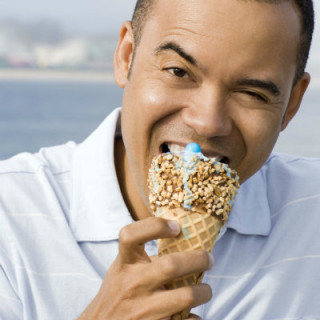 Homem tomando sorvete - Foto: Getty Images
