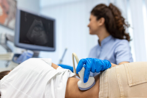 médica fazendo ultrassom dos rins