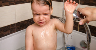 Mãe posta truque assustador para levar filho ao banho: psicóloga comenta