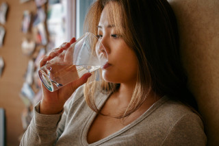 mulher bebendo um copo d'água