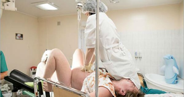 Médico fazendo manobra de Kristeller em paciente grávida