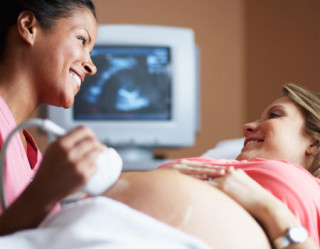 grávida fazendo ultrassonografia