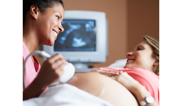 grávida fazendo ultrassonografia