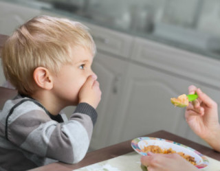 Dores abdominais e diarreia podem fazer com que a criança perca o apetite