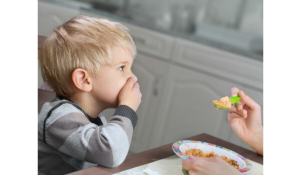 Dores abdominais e diarreia podem fazer com que a criança perca o apetite