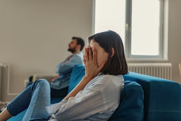 Mulher chateada ao lado de homem que a está ignorando