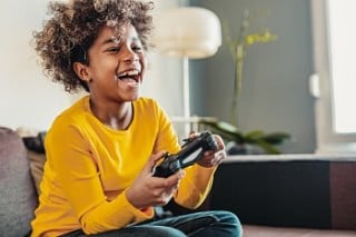 Menina jogando videogame - foto: Getty Images
