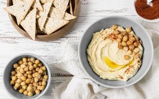 mesa com grão-de-bico, homus e biscoitos