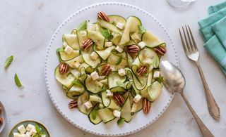 Prato de salada de abobrinha