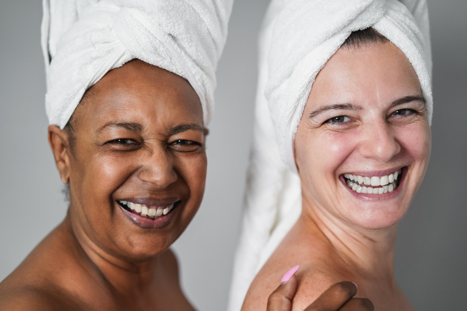 Mulheres na terceira idade com toalha na cabeça sorrindo