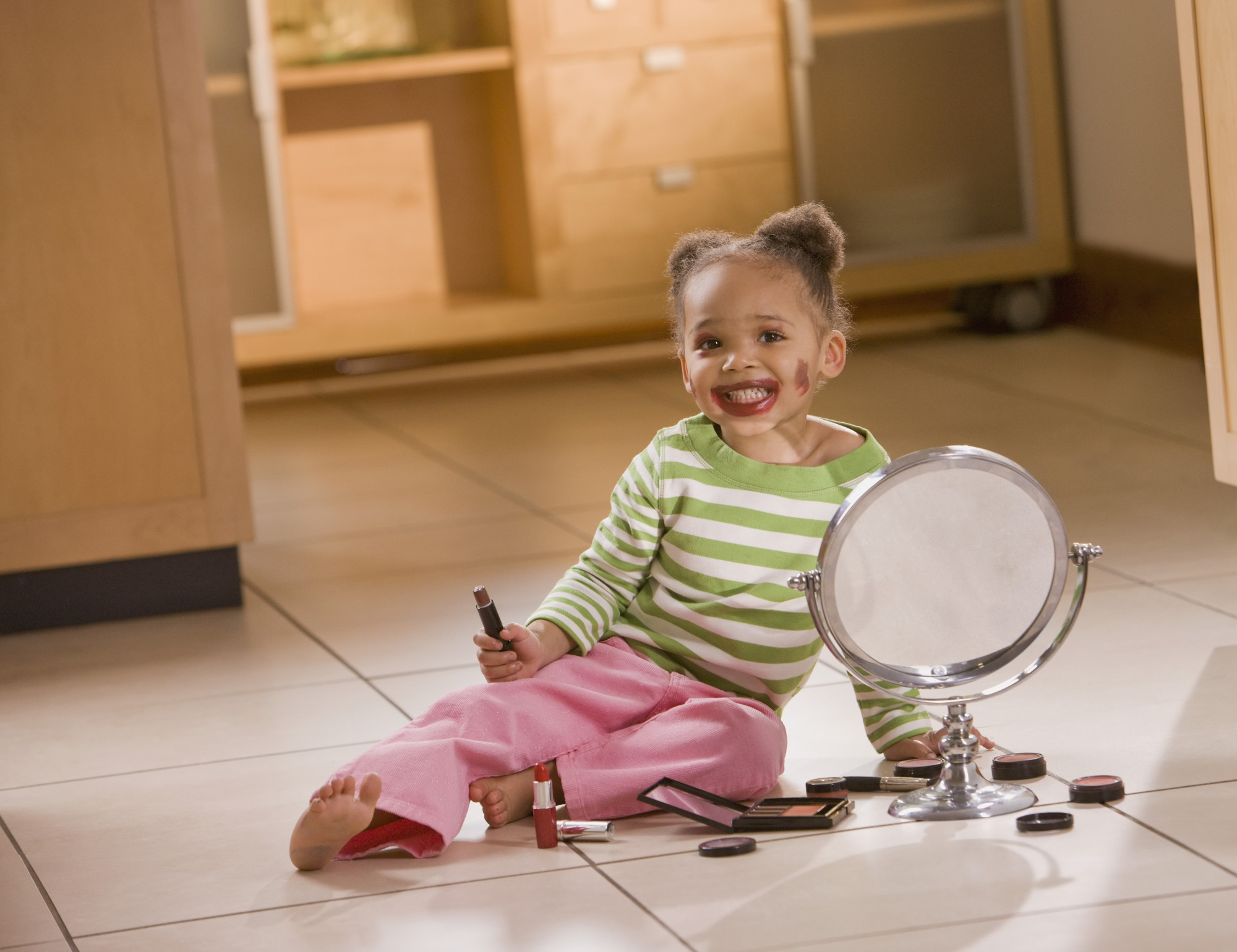 Maquiagem infantil: brincadeira de criança ou adultização precoce?