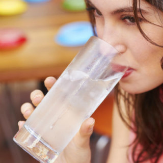 mulher bebendo água - foto: Getty Images