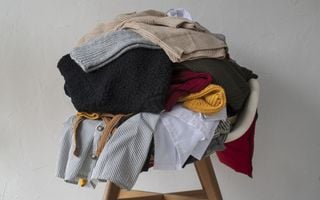 roupas empilhadas na cadeira