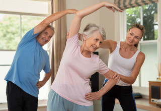 Como a fisioterapia na terceira idade ajuda a envelhecer melhor? - Créditos: Rido/Shutterstock