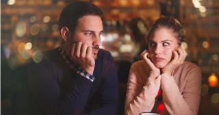 Por que ficamos em relacionamentos infelizes? Ciência explica 