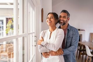 Casal abraçado feliz