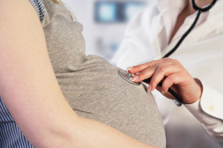 Mulher grávida realizando exame - Foto: Shuterstock