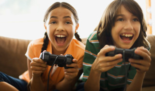 crianças jogando videogame - Foto Getty Images