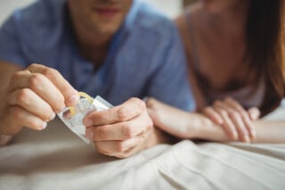 Casal adotando o uso de preservativo