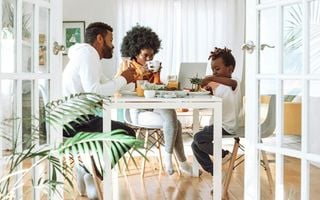 família reunida na mesa de jantar