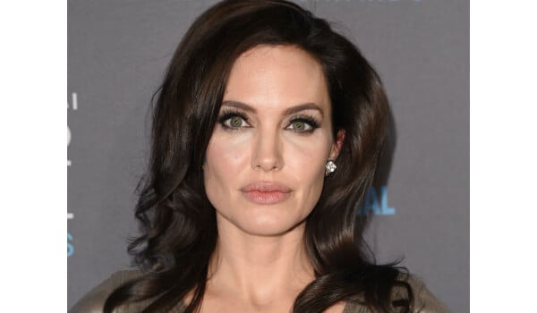 Angelina Jolie é exemplo de sobrancelhas naturais e bem-feitas