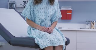 médico fazendo exame ginecológico em mulher