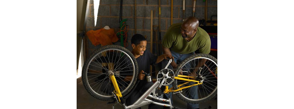 Pai e filho consertando bicicleta