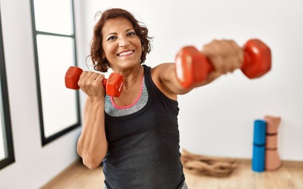 mulher de 50+ fazendo exercícios