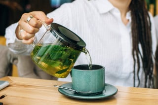 Xícara de chá verde em cima de uma mesa