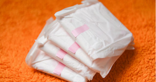 4 pacotes de absorvente amontoados