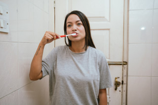 Mulher escovando os dente