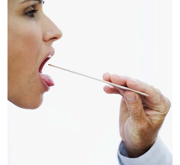Médico examinando a boca de paciente