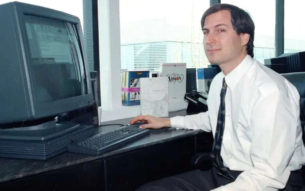 Steve Jobs trabalhando em computador