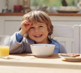 menino toma café da manhã - foto: getty Images