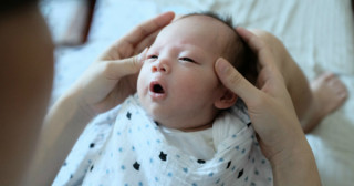 Shantala é feita em todo o corpo do bebê, inclusive no rosto (Por Jarut/ Shutterstock)