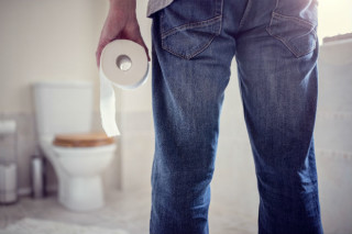 Homem de costas indo ao banheiro com o papel higiênico na mão - Foto: Getty Images