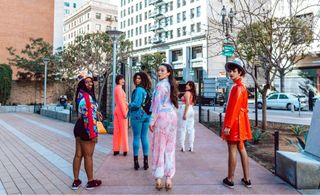 Jovens mulheres em uma rua posando de costas