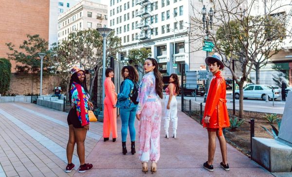 Jovens mulheres em uma rua posando de costas
