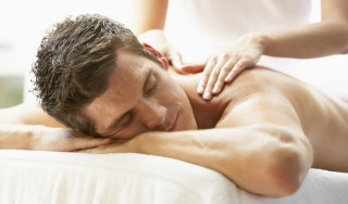homem recebendo uma massagem - Foto: Getty Images
